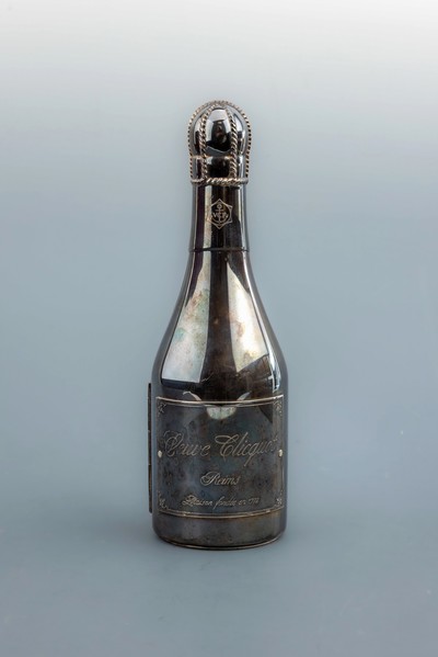 Veuve-Cliqout 0.375l trompe l'oeil Champagner flasche mit integrierter Kaviarschale, Metall versilbert, im Inneren Glasschale für Kaviar und 1 ...