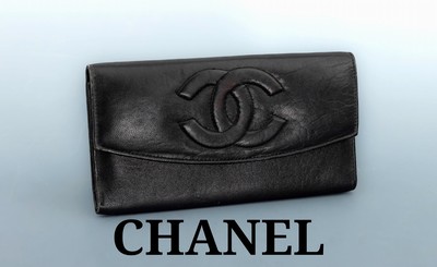 CHANEL Flap Geldbörse/Long Wallet, schwarzes Lammleder, übergroßes abgestepptes CC-Logo auf der Front, im inneren Münzfach, Scheinfach und 6 ...
