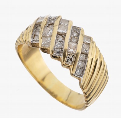 14 kt Gold Diamant-Ring, GG/WG 585/000, 15 Brillanten zus. ca. 0.15 ct Weiß/p, 10 Princess Cut Diamanten zus. ca. 0.80 ct Weiß/si, RW 63, ca. 7.8 g