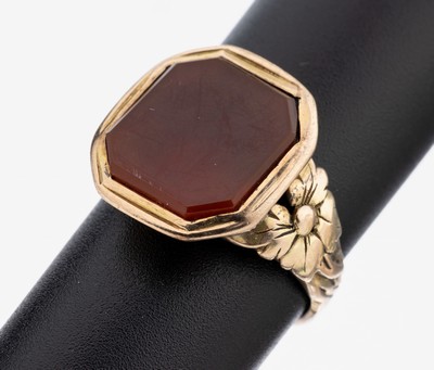 14 kt Gold Karneol-Ring, um 1900, GG 585/000 gepr., freie oktogonale Karneolplatte,Ringschultern floral, RW 61, ca. 8.1 g