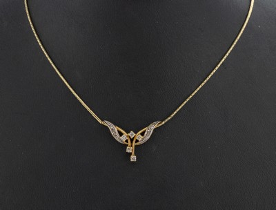 14 kt Gold Diamant-Collier, GG 585/000, abstrakt florales Mittelteil, 5 Brillanten und4 8/8-Diamanten zus. ca. 0.24 ct Weiß/si-p, L.ca. 42 cm, ...