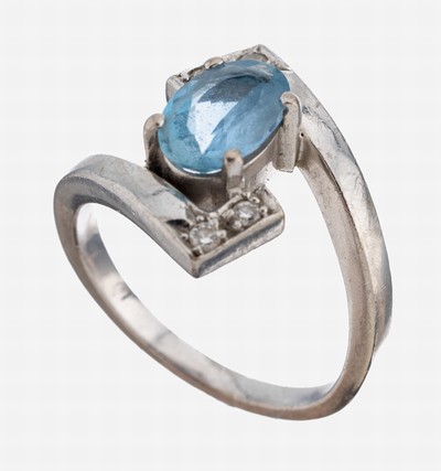 18 kt Gold Aquamarin-Brillant-Ring, WG 585/000, ovalfacett. Aquamarin ca. 1.30 ct, 4 Brillanten zus. ca. 0.08 ct Weiß/si, RW 52, ca. 5.2 g