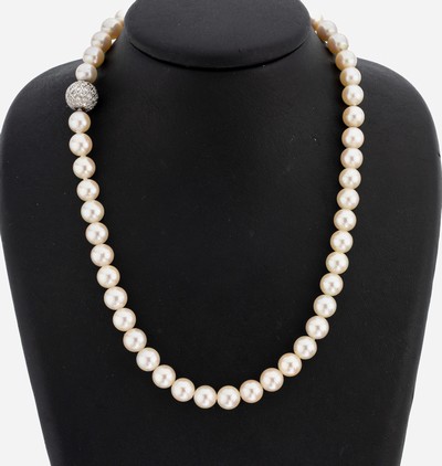 Perl-Collier mit 18 kt Gold Brillant-Schließe, WG 750/000, Akoyazuchtperlen, D. ca. 8.6-9 mm, Kugelschließe mit Brillanten zus. ca. 1.00 ct ...