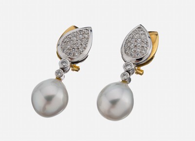 Paar 18 kt Gold Brillant-Perl-Ohrclips, WG/GG 750/000, qualitätvolle Verarbeitung, 44 Brillanten zus. ca. 1.30 ct feines Weiß-Weiß/ vs-si, ...