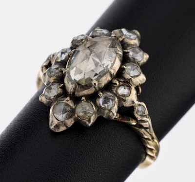 18 kt Gold Diamant-Ring, um 1860, GG 750/000 gepr., Ringkopf schauseitig Silber, mittig navettef. Diamantrose ca. 1.00 ct l.get.Weiß/p, umgeben von ...