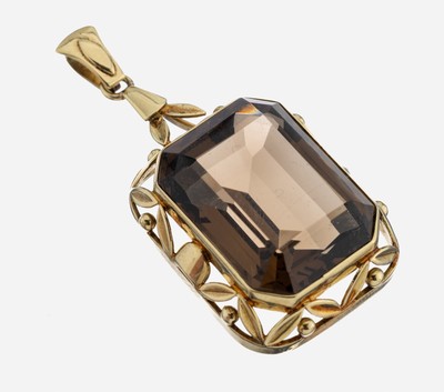 14 kt Gold Rauchquarz-Anhänger, 1950er Jahre, GG 585/000, Rauchquarz im Treppenschliff ca. 35.00 ct, Fassung durchbrochen mit floralen Elementen, ...