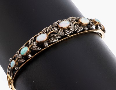 19 kt Gold Opal-Diamant-Armreif, Portugal, um 1950-60, GG 800/000, nach älterem Vorbild, Kopf part. Silber, 7 ovale Opal-Cabochons zus.ca. 1.10 ct, ...