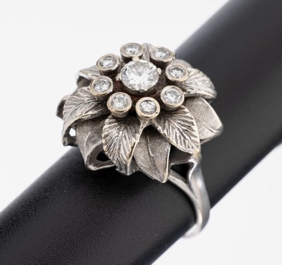 14 kt Gold Brillant Ring, WG 585/000, Ringkopf in Blütenform, Blätter fein graviert und strukturiert, Aufbau in mehreren Ebenen, mittig 1 Brillant ...
