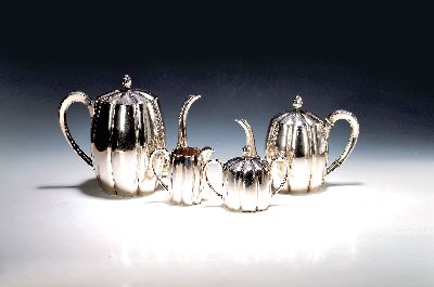 Kaffee- und Teeset, Hugo Böhm, Schwäbisch Gmünd, 1920/30er Jahre, 800er Silber, geriefte Form, Kaffeekanne (Dämmringe fehlen),Teekanne, ...