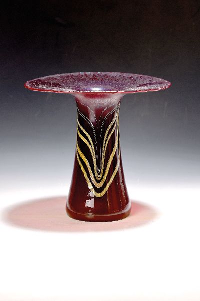 Glasvase, Eisch, 1978, farbloses Glas, rubinrot überfangen, blau-violett lüstriert, Einschmelzungen mit organischem Liniendekor, pilzähnlich weit ...