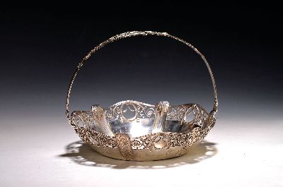 Henkelschale sog. Cake Basket, WMF, um 1914, Metall versilbert, freistehender Ranken- und Schleifenwerkdekor, beweglicher Henkel, D. 25 cm, berieben, ...