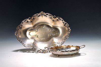 Zwei Jugendstilschalen, 1x WMF, 1900-07, Metall versilbert, vielpassige Schale mit Seerosen- und Libellendekor, WMF, mit Widmung datiert 1902, 33x25 ...