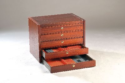 Großer Besteckkasten, wohl Robbe & Berking, Holz und Kunststoff, 5 Schubläden mit 5 Schlüsseln, Innenaufteilung unvollständig, 68x41x44 cm, ...