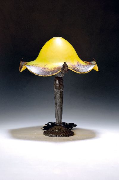 Tischlampe, Le Verre France, Frankreich, Metallfuß, gewellter Glasschirm sekundär, Glasschirm signiert, gelb mit roten Einpuderungen, H. 38 cm, D. ...