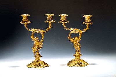 Paar Puttenleuchter, um 1860, Bronze, feuervergoldet, im Stil des Rokoko, Leuchterarme aus verschlungenen Ranken gebildet, ein Putto mit ...