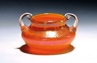 Papillon-Vase, Johann Loetz Witwe, Österreich, 1899/1900, farbloses Glas, Papillon-Dekor, orangefarbener Grund, eingewalzte Silberkrösel, ...
