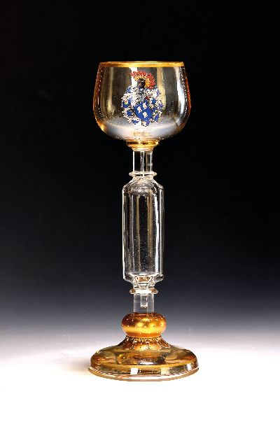 Großes Pokal-/Kelchglas mit Wappen, wohl böhmisch, um 1900, farbloses Glas, länglicher Nodus mit Lufteinschluss, Cuppa mitPhantasie-Wappen, ...