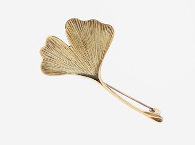 14 kt Gold Brosche, GG 585/000, Darstellungeines Ginkgo-Blattes, L. ca. 5.5 cm, ca. 5.5 g, Meistermarke BES/Weimar unged., bez. Handarbeit