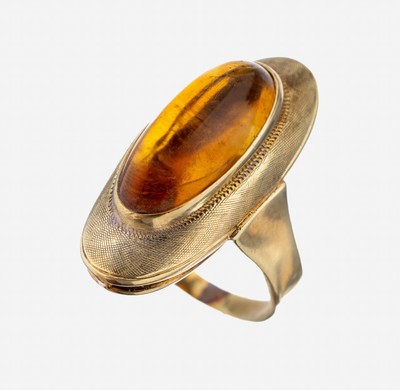 14 kt Gold Bernstein-Ring, 1950er Jahre, GG585/000, part. strukt., ovaler Bernsteincabochon, RW 47, ca. 4.6 g