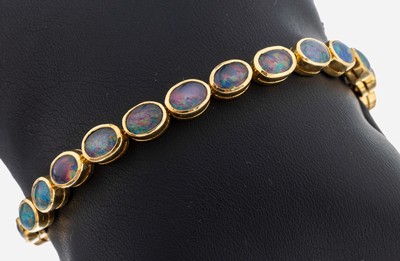18 kt Gold Opal-Armband, GG 750/000, 22 ovale Opaltripletten, L. ca. 19.5 cm, Kastenschloss mit 2 Sicherheitsachten, ca. 20.3 g