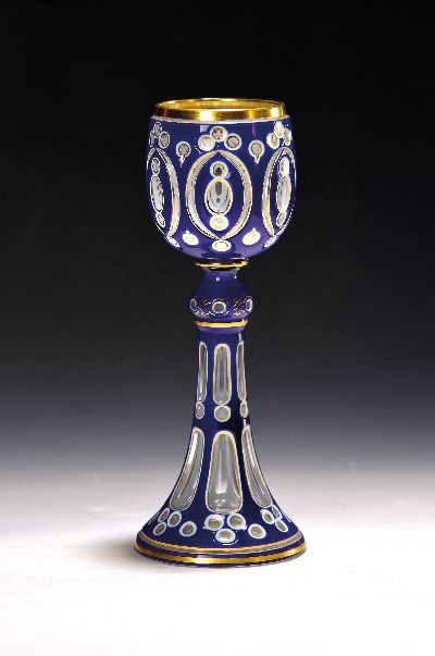 Pokalglas, Böhmen, um 1900, farbloses Glas, Goldstaffage, flächig blau emailliert, H. 21 cm
