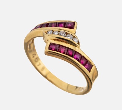 18 kt Gold Rubin-Brillant-Ring, GG 750/000,12 Rubin-Carrees zus. ca. 0.50 ct, 5 Brillanten zus. ca. 0.07 ct Weiß/si, RW 51, ca. 3.5 g