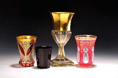 3 Becher und eine Vase, wohl Böhmen, um 1900 Becherglas, Josephinenhütte, um 1920, farbloses Kristallglas, rubiniert, flächige Goldmalerei mit ...