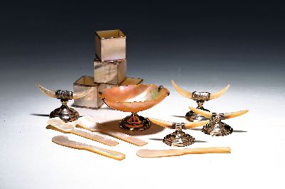 Konvolut Tafelobjekte aus Perlmutt, England, Anfang 20.Jh., Monturen aus Sterlingsilber, 2 Paar Messerbänkchen, Sheffield 1899 und Birmingham 1906; ...