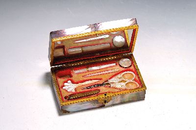 Wiener-Reise-Necessaire aus Perlmutt, Österreich, um 1820/30, Deckel hinter Glas mit feiner Gouache-Malerei: Panorama von Wien, Glas gebrochen, ...