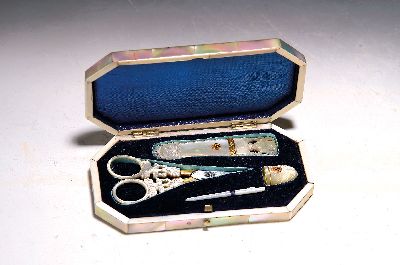 Reise-Necessaire aus Perlmutt, ausgehendes 19 .Jh., Korpus aus Bein belegt mit Schildpatt -Plättchen, 4-tlg. Nähbesteck, 3x15x8 cm