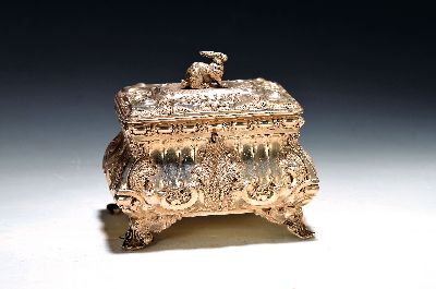 Prunkvolle Wiener Zuckerdose, Wien, 1855, Meistermarke TD, wohl Thomas Dub, Silber, reicher reliefierter Akanthusblatt- und Muschelwerkdekor, ...
