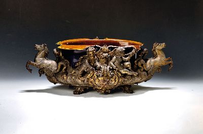 Prunkvolle Jardiniere des Historismus, deutsch, um 1900, Zinn-Zink-Guß mit Resten alter Vergoldung, Handhaben in Form eines Paares Hippokampen, ...