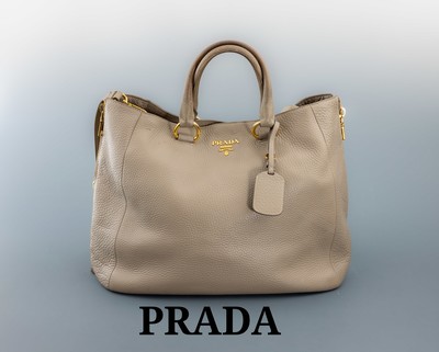 PRADA Shoppingbag, taupef. Kalbsleder, innen heller Stoff mit Prada Stickerei, großesInnenfach, 1 x mit Reißverschluss, 2 seitl. Innenfächer, ...