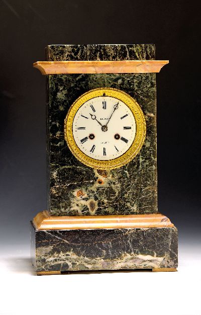 Tischuhr, Frankreich um 1840, bicolores Mamorgehäuse, facett. Glasdeckel, vergoldete Lünette, Emailzifferblatt mit Verkäufersignatur, Pendulenwerk ...