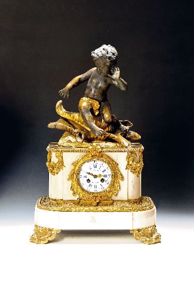 Pendule, Frankreich um 1880/1900, weißer Marmor, Bekrönung eines Putto, unvollständig, abgerundete Ecken, reich mit Applikationen besetzt, ...