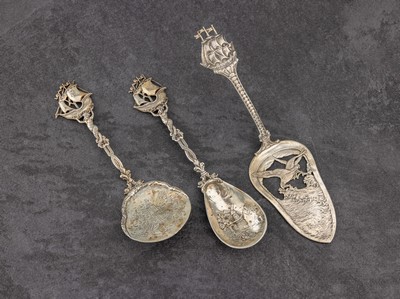 Konvolut 3 Vorlegeteile, 1920er-30er Jahre, 800er Silber, Griffenden in Form von Segelschiffen, 1 x Vorlegelöffel, Kuhle mit Dorfansicht mit ...