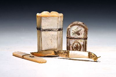 2 Etuis, ein Taschenmesser und ein Nadeletui, Frankreich, 19.Jh., Perlmutt, Etuis z.T. mit Silber belegt, Montur und Scharniere aus Silber, Punzen ...