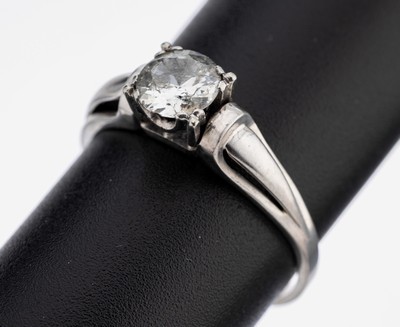 18 kt Gold Brillant-Ring, WG 750/000, Brillant ca. 0.70 ct get.Weiß/p 1 (Kerben), total ca. 3.2 g, RW 60.5