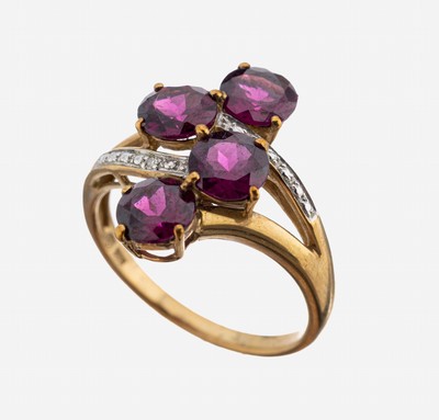 8 kt Gold Almandin-Diamant-Ring, GG 333/000, 4 rundfacett. Almandine, kl. Diamant- besatz, total ca. 3.6 g, RW 60