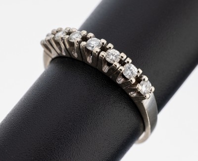 14 kt Gold Diamant-Ring, WG 585/000, 7 Brillanten zus. ca. 0.35 ct Weiß/si, total ca. 2.9 g, RW 58.5