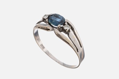 14 kt Gold Saphir-Diamant-Ring, WG 585/000, ovalfacett. Saphir und 2 kl. 8/8-Diamanten,total ca. 1.6 g, RW 53
