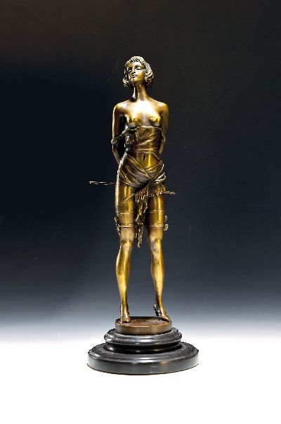 Nach Bruno Zach; 1891-1935 Wien, Bronzeskulptur: "Erzieherin", auf schwarzer Plinthe, patiniert, signiert, Höhe 36cm