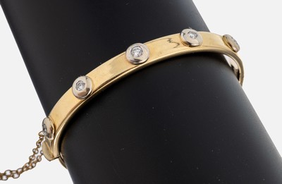 14 kt Gold Brillant Armreif, GG/WG 585/000,5 Brillanten zus. ca. 0.35 ct Weiß/p, ca. 18.9g, Klappscharnier, Sicherheitskettchen, ca. 6 x 5.5 cm