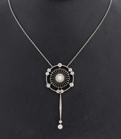 Platin Jugendstil Perl-Diamant-Collier, wohl deutsch, um 1900, Pt gepr., 2 Naturperlen, 10 Altschliffdiamanten zus. ca. 0.53 ct Weiß- ...