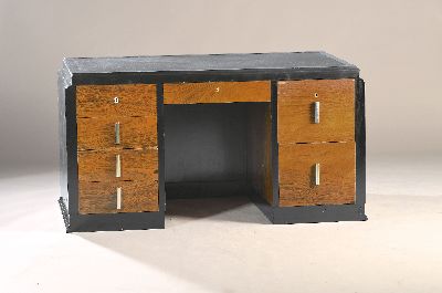 Art-Deco Schreibtisch, um 1930, Palisanderfurnier, sog. Rio-Palisander, rückseitig gestuft (stil. Fächerdekor), Lederplatte, frei in den Raum ...