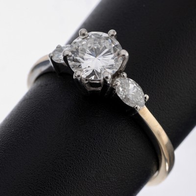 18 kt Gold Diamant-Ring, WG 750/000 gepr., 1 Brillant ca. 0.75 ct Weiß/vs, 2 Diamant- Navettes zus. ca. 0.30 ct Weiß/si, RW 55, ca. 2.7 g