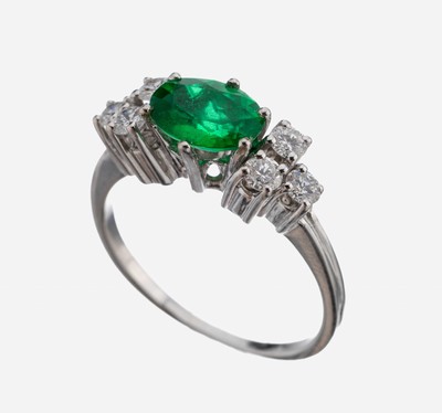 Platin Farbstein-Brillant-Ring, Pt gepr., mittig ovale Smaragd-Triplette, 6 Brillanten zus. ca. 0.30 ct, RW 52, ca. 3.8 g