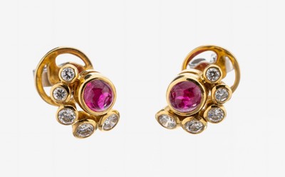 Paar 18 kt Gold Rubin-Brillant-Ohrstecker, GG/WG 750/000, 2 Rubin-Cabochons zus. ca. 1.0 ct, 10 Brillanten im Verlauf zus. ca. 0.38 ct Weiß/si, ca. ...