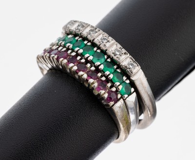 Konvolut 3 18 und 14 kt Gold Farbstein- Diamant-Ringe, 1 x WG 750/000 und 2 x GG 585/000, 9 rundfacett. Smaragde und 9 rundfacett. Rubine zus. ca. ...