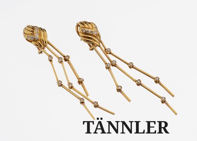 Paar 18 kt gold Brillant-Ohrgehänge, GG 750/000, 28 Brillanten zus. ca. 0.28 ct feinesWeiß/vs, bewegl. Abhängung, qualitätvolle Verarbeitung, L. ...